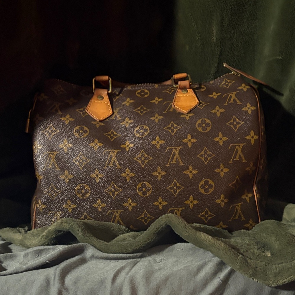 Authentic Louis Vuitton speedy 30
Zipper works!! Missing key but lock is on
